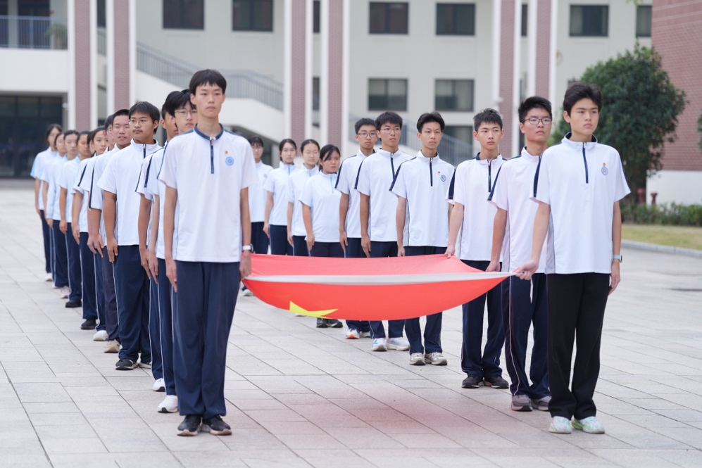 致敬五星红旗 上海市曹杨第二中学及东校国旗班交接主题升旗仪式