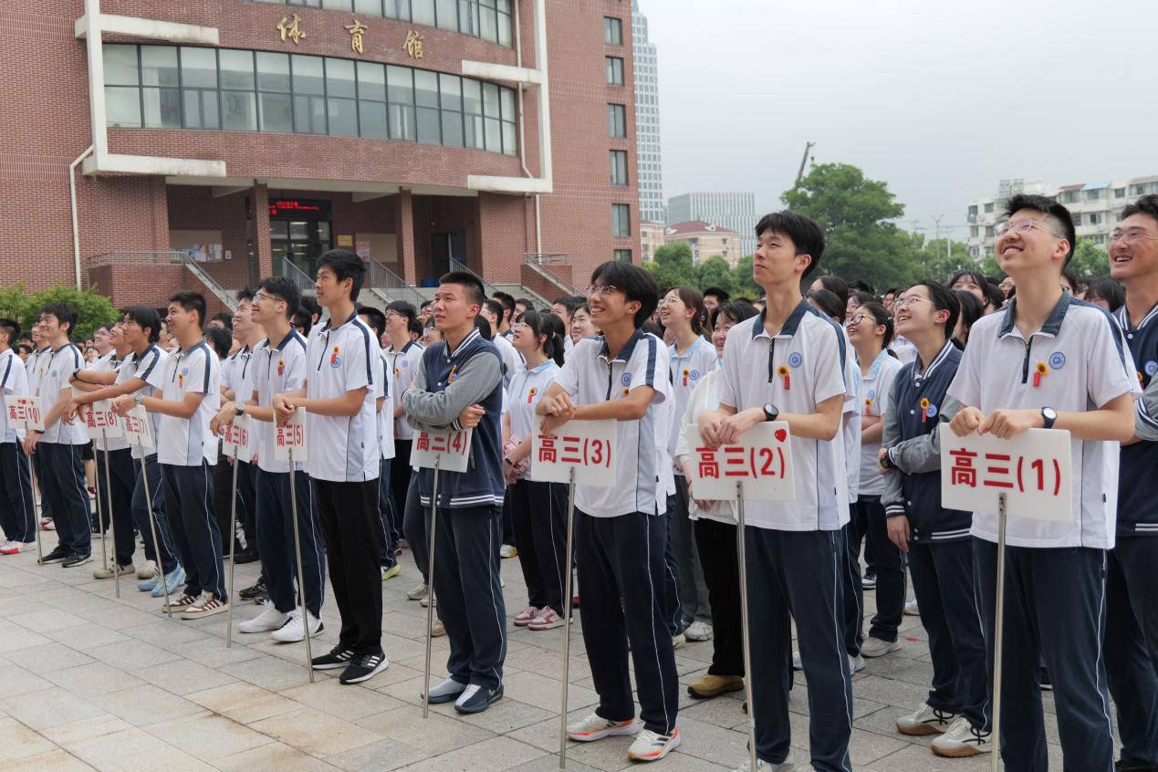 鲲鹏击浪起 骐骥骋八方 ——上海市曹杨第二中学“高三，加油！”主题升旗仪式