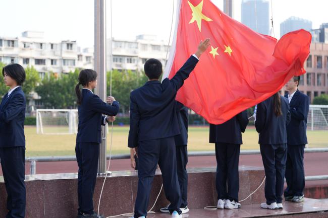 行走的暑假 别样的课堂 ——上海市曹杨第二中学及东校暑期实践汇报主题升旗仪式